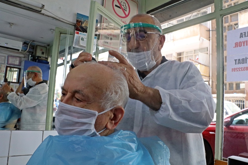 ’Müşterilerime karşı sorumluluğum var’ deyip 6 saatlik izni ekmek teknesinde geçirdi 