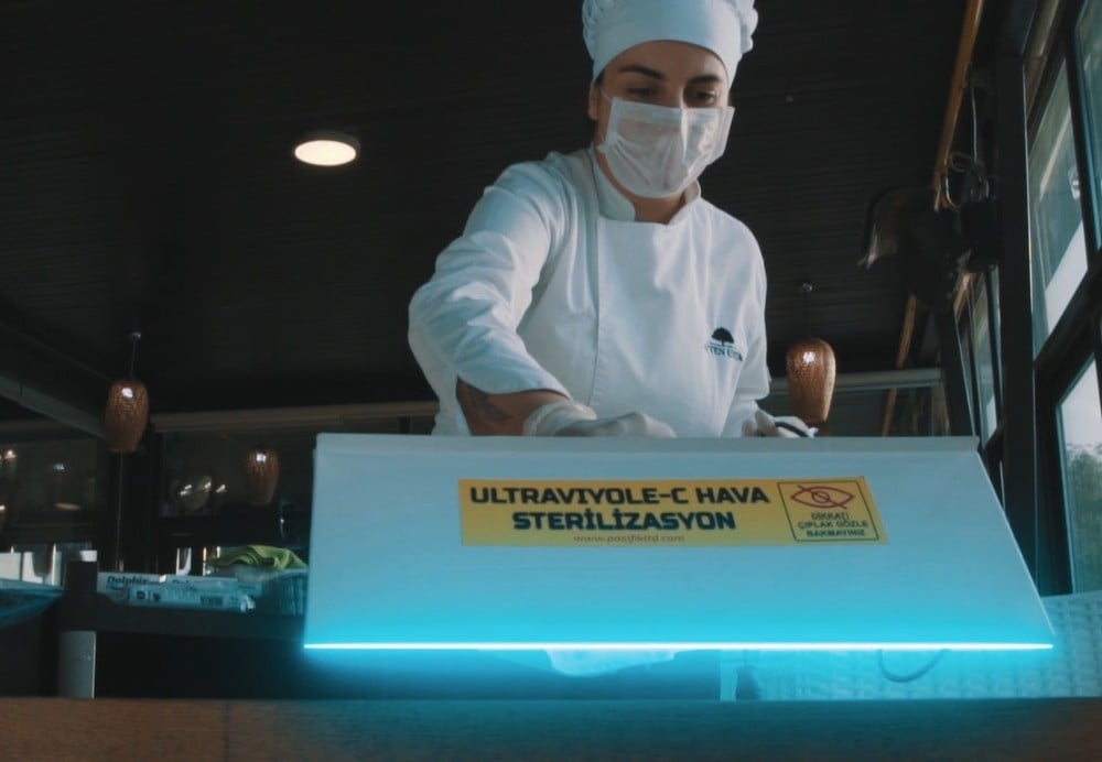 Müşterilerin sağlığı için hava ve masalar ultraviyole ile dezenfekte ediliyor 