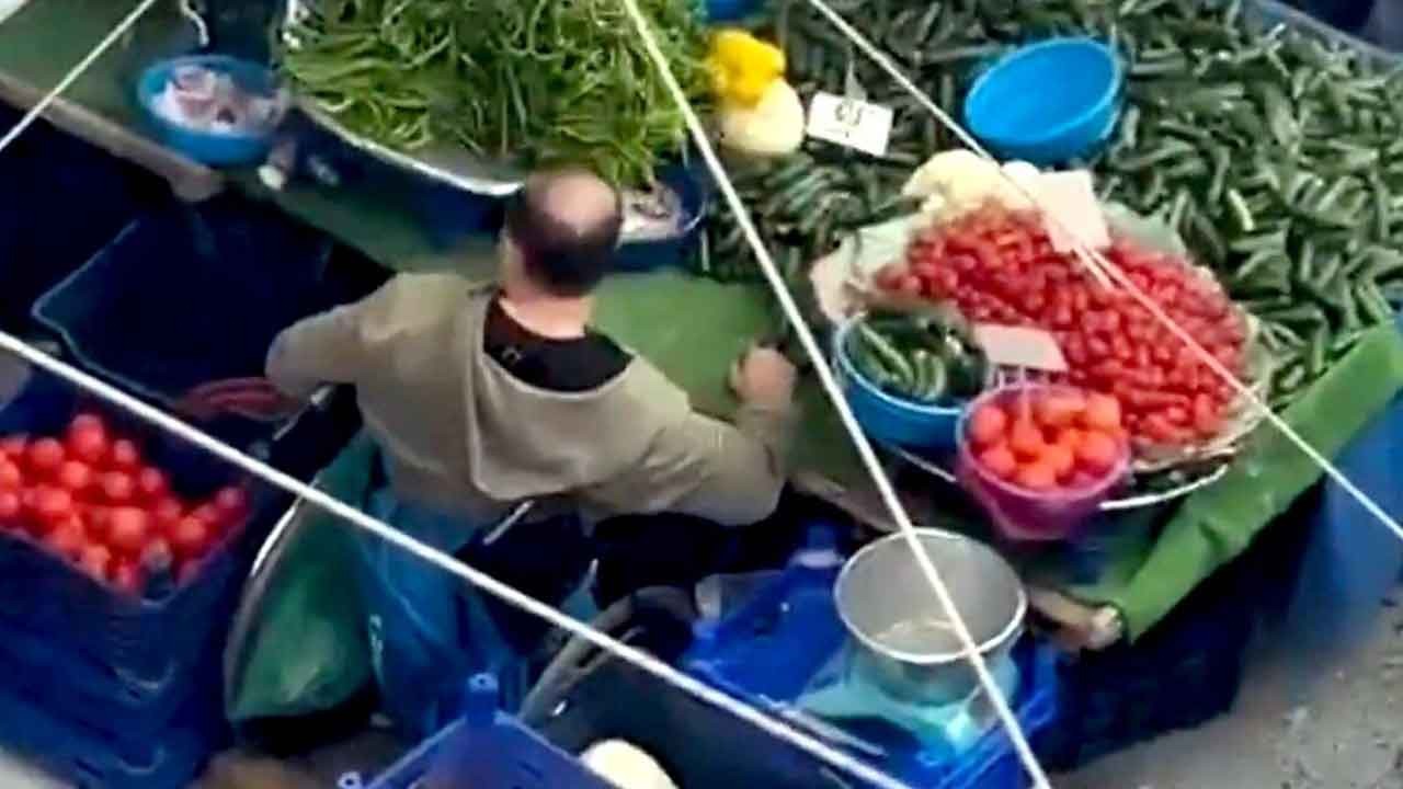 Müşterinin seçtiği salatalıkları el çabukluğu ile değiştiriyordu: Tezgahı kapatılan engelli pazarcıya ‘dolandırıcılık’tan da soruşturma