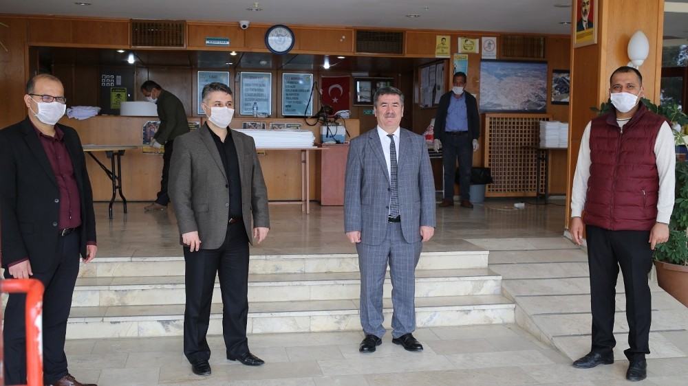 Mut Halk Eğitim Merkezi kurulan atölyelerde 20 bin maske üretimi yapacak 
