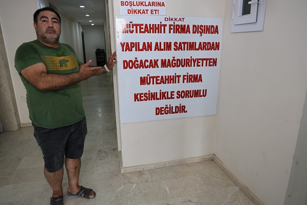 Müteahhit dairenin kapısını bu sebeple betonla kapattı