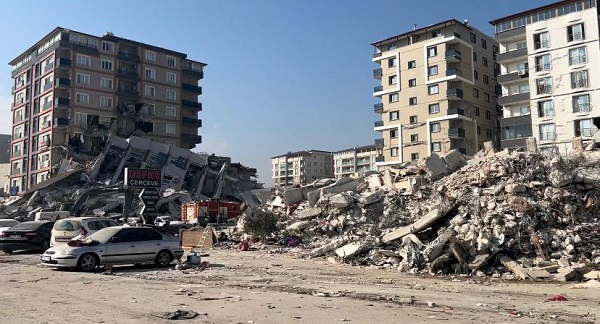 'Müteahhitlere onay veren yapı denetim şirketleri, iskan ve ruhsat veren belediyeler de katil değil mi?'