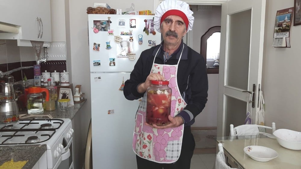 Mutfağa giren emekli öğretmenden ‘korona savar kırmızı pancar turşusu’ 