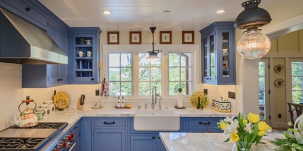 Mutfakta mavi rengin ferahlığını hissedin