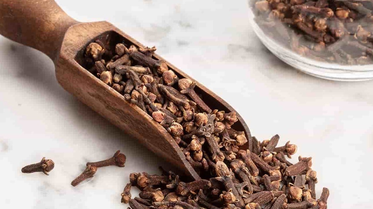 Mutfaktaki gizli şifa kaynağı karanfili bu 7 yiyecek ve ilaçla birlikte kullanmayın