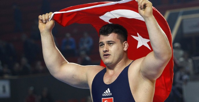 Müthiş bir kariyere sahip olan Rıza Kayaalp zirveyi bırakmak istemiyor