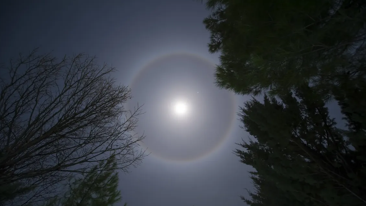 Müthiş doğa olayı: Siirt’te ay halesi oluştu!