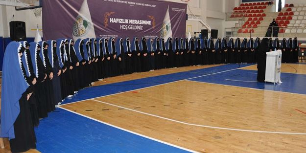 Müthiş görüntüler! 45 hafize hafızlık belgesini aldı, törenle taç giydi: Hedefimiz imanlı, takvalı, ilim dolu ve şuurlu bir nesil yetiştirmektir!