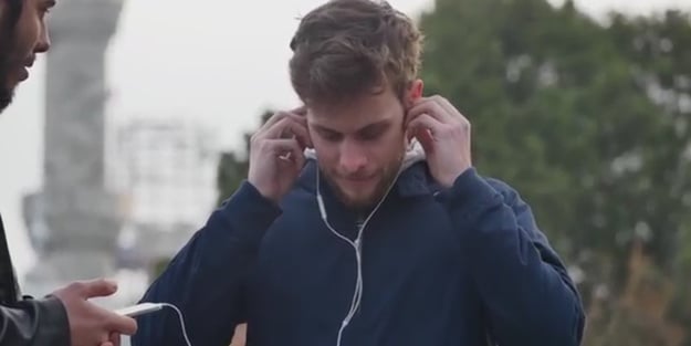 Müthiş sosyal deney!!! Türkiye'ye gelen turistlere Kur'an-ı Kerim Dinletildi