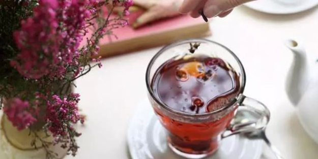 Mutlaka deneyin! Çayınıza attığınızda inanılmaz faydalarını göreceksiniz