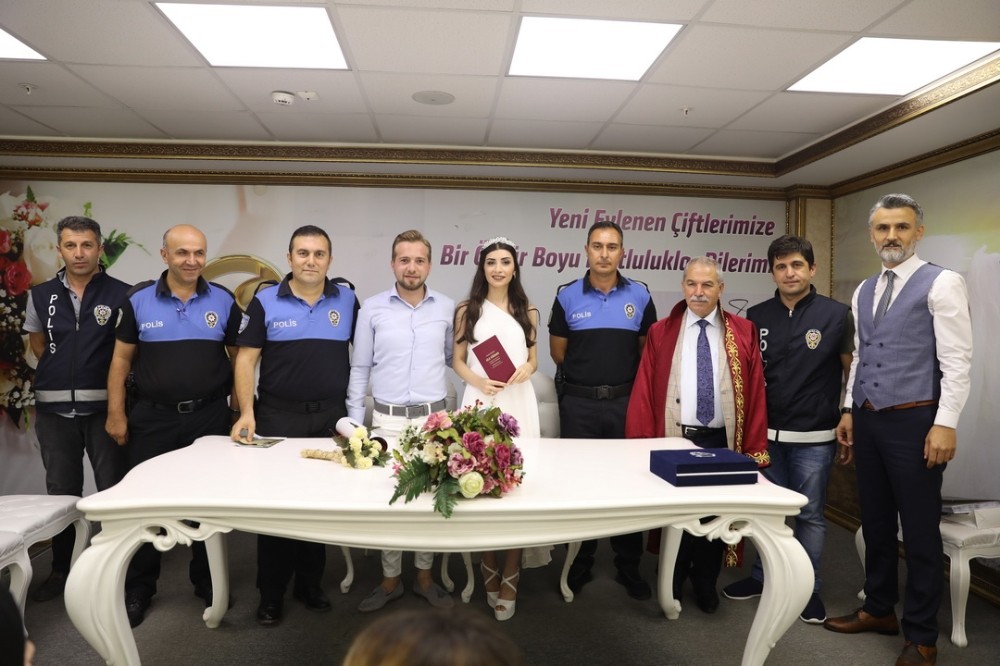 Mutluluğa Kurşun Sıkma, Geleceğini Karartma 