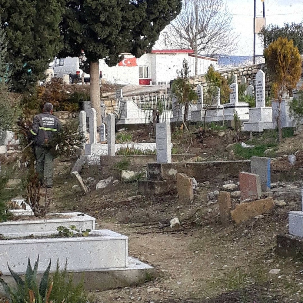 Mut’ta mezarlıklarda temizlik ve onarım çalışmaları 