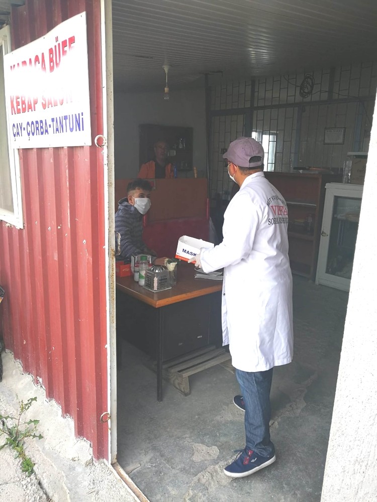 Mut’ta sanayi esnafına maske dağıtıldı 