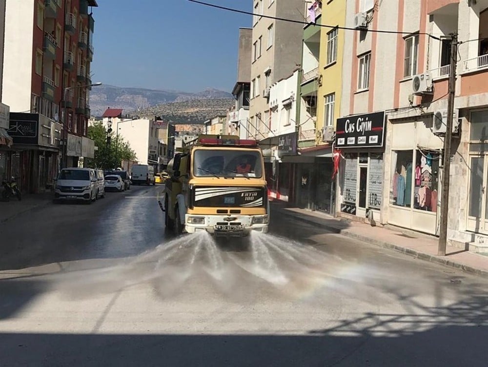 Mut’ta sokaklar ve iş yerleri dezenfekte ediliyor 