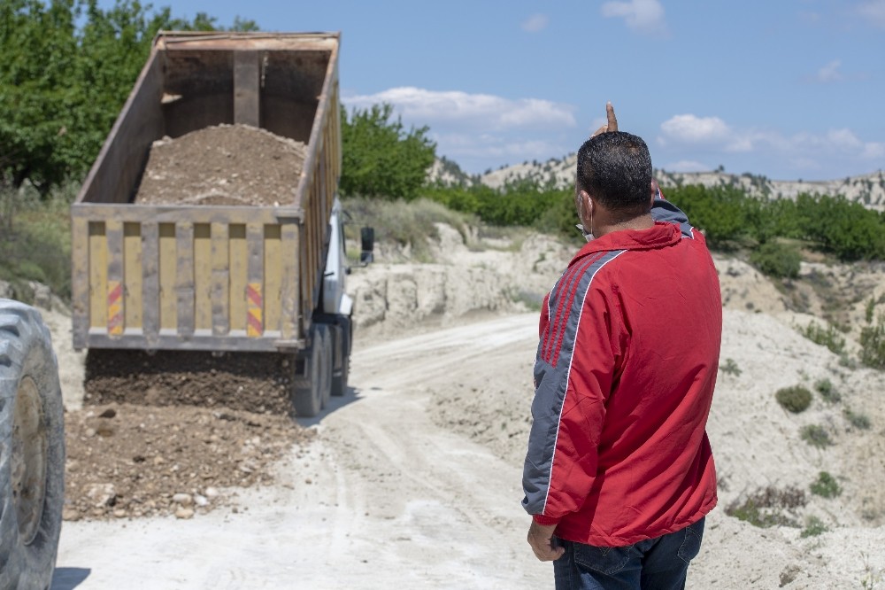 Mut’ta yağmurdan etkilenen üreticilerin yolu onarıldı 