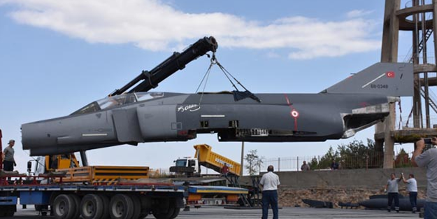 Müzeye hibe edilen savaş uçağı, TIR'larla taşındı