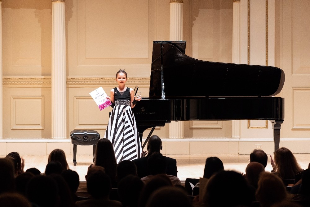 Müziğin altın çocuğu Çınara, New York’tan ödülle döndü 