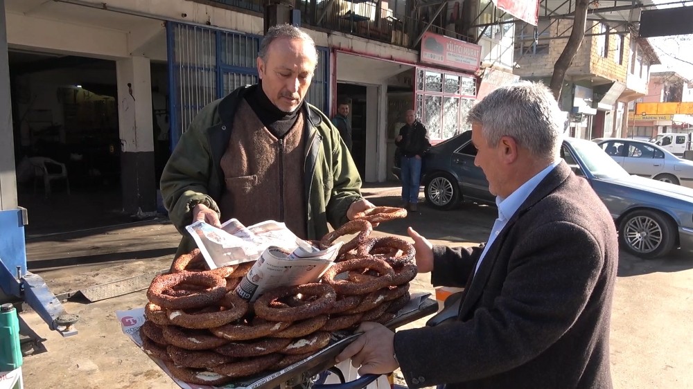 Müziğin sesini duyan esnaf simit almaya koşuyor 