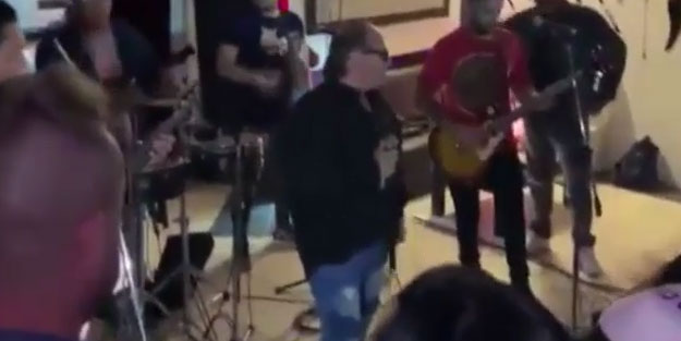 Müzik grubunun solisti, sahnede hayatını kaybetti
