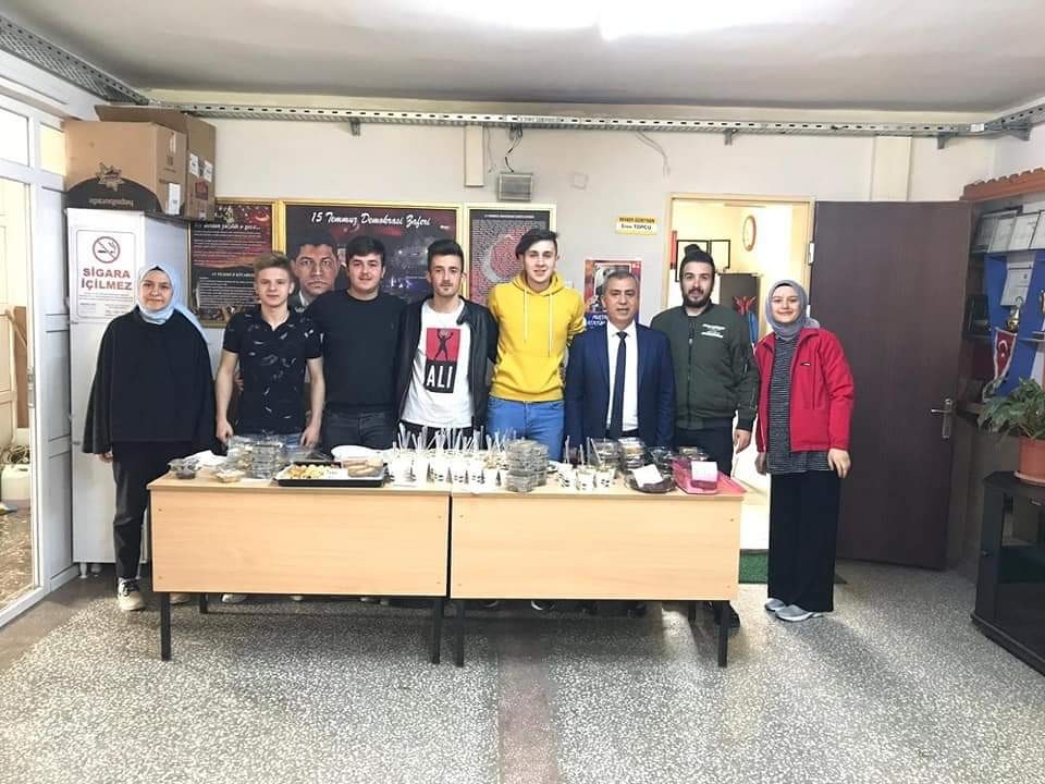 Müzik odası için kermes düzenlediler 