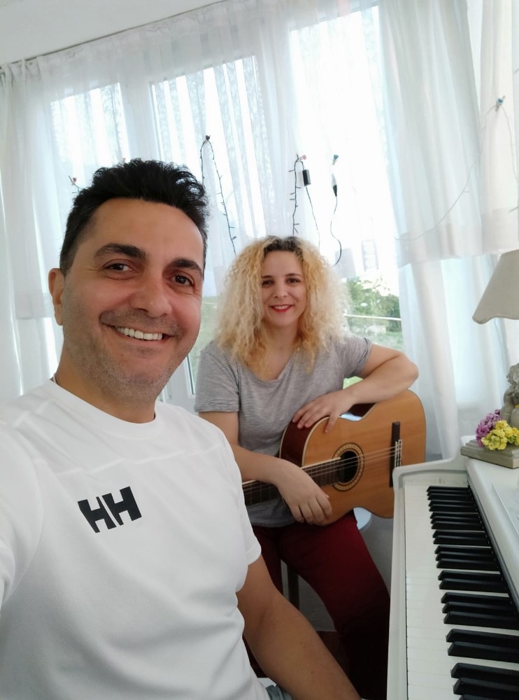 Müzik öğretmeni 2 kardeşin Anneler Günü şarkısı duygulandırdı 