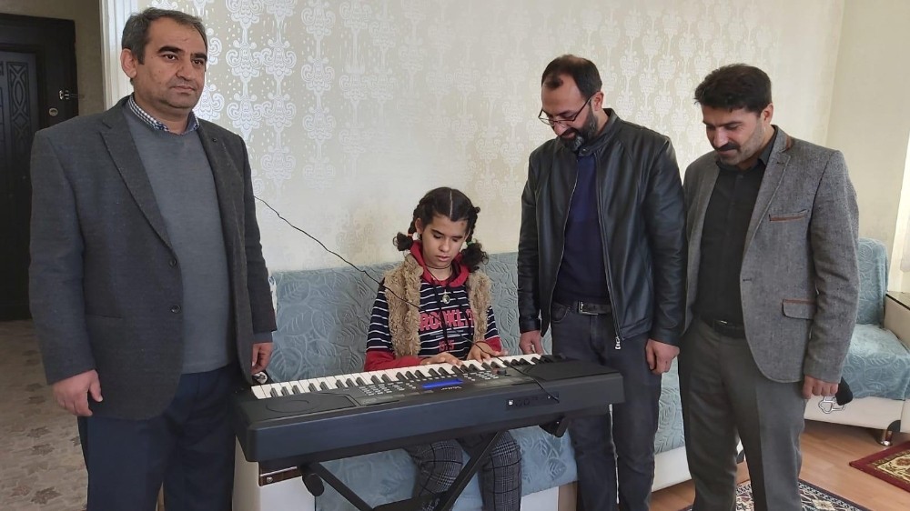 Müzik tutkunu görme engelliye Almanya’dan müzik aleti 