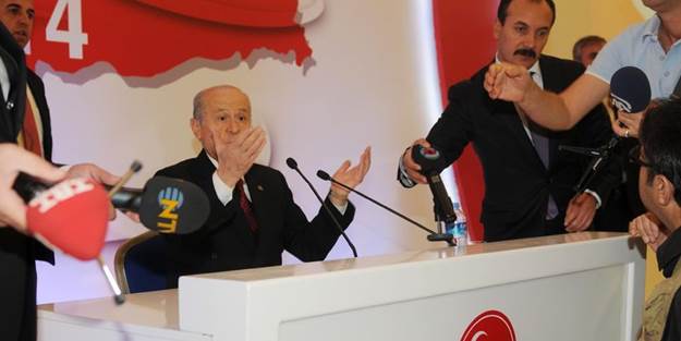Müzmin mağlup Bahçeli, gazetecileri kovdu