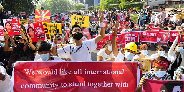 Myanmar'da darbe karşıtı vatandaşlar Merkez Bankası önünde toplandı
