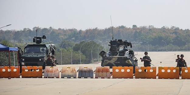 Myanmar'da darbeci ordunun karakolunu yaktılar