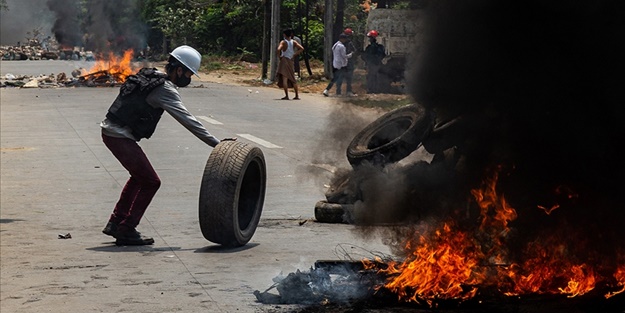 Myanmar'da polis karakoluna saldırı: Ölüler var