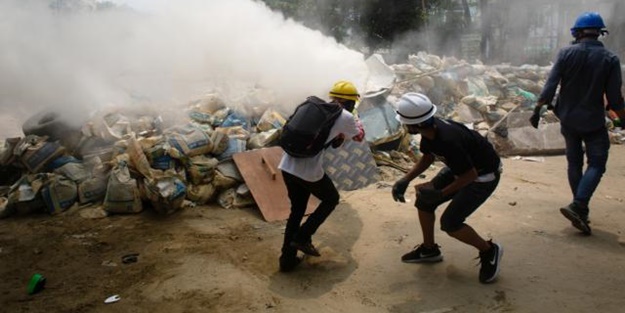 Myanmar'da protestocular askerlere saldırdı: Ölüler var