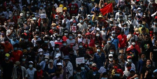 Myanmar'da skandal! Darbeyi protesto edenlere ateş açtılar