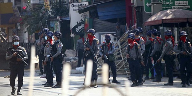Myanmarlı polisler, Hindistan'a sığındı