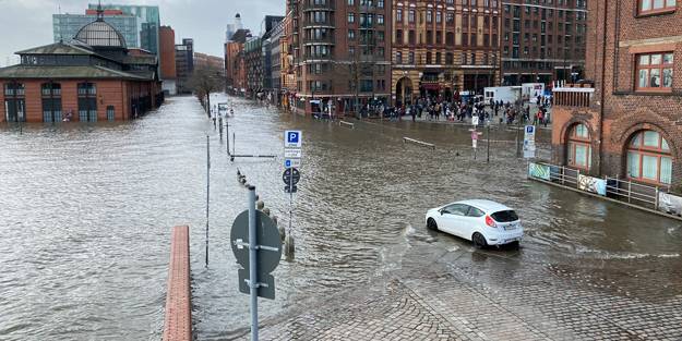'Nadia' fırtınası Almanya'yı kasıp kavurdu! Seferler iptal edildi