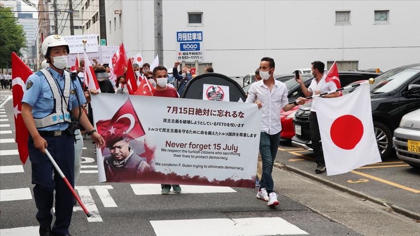 Nagoya'da FETÖ'ye ait okulun önünde terör örgütü protestosu