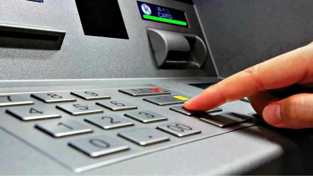Nakit çağı bitiyor: Dev banka son ATM’sini de kapatıyor!