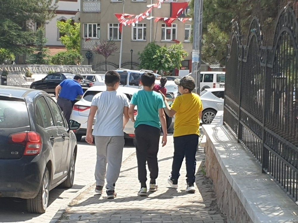 Nallıhan’da 14 yaş altı çocuklar uzun zaman sonra dışarı çıktı 