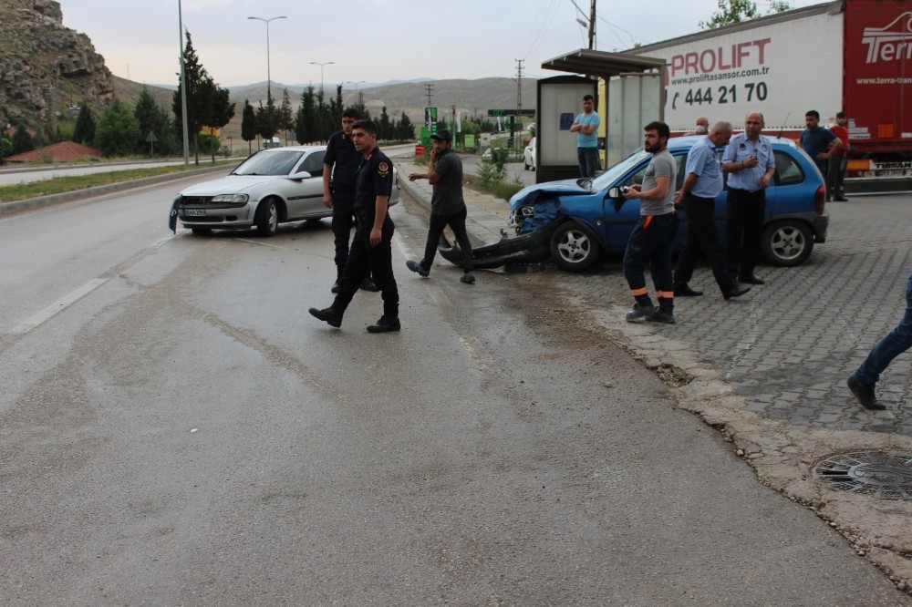 Nallıhan’da aynı yerde 10 dakika arayla 2 kaza 