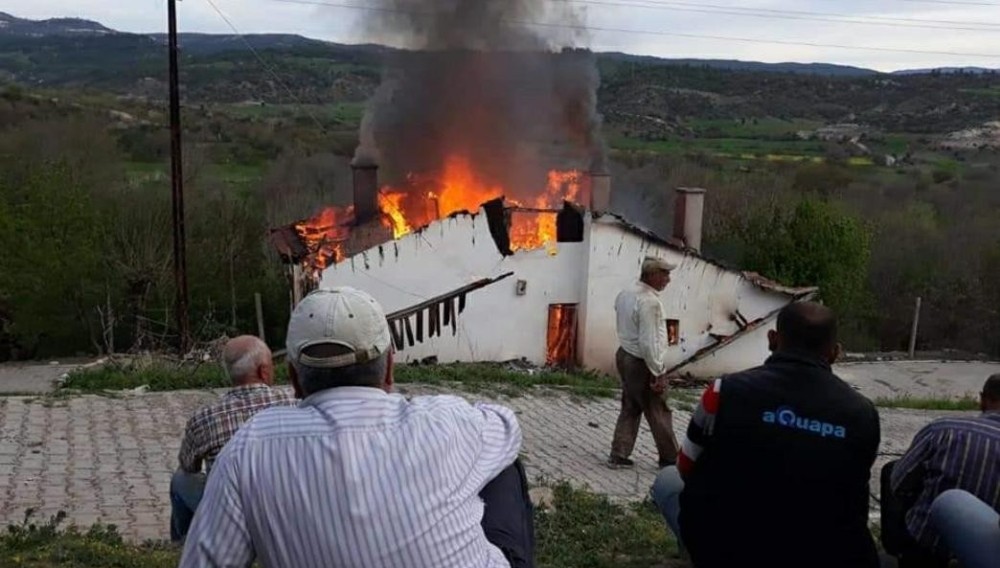 Nallıhan’da çıkan yangında bir ev kül oldu 