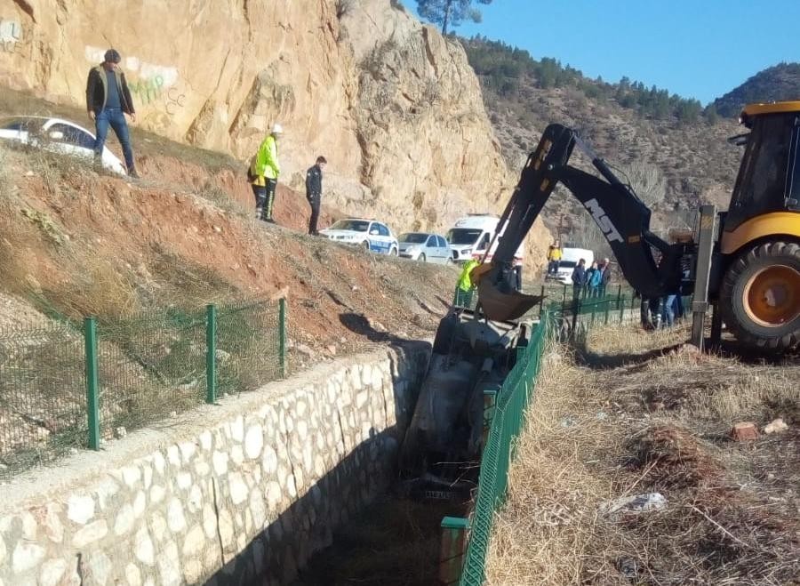 Nallıhan’da otomobil dereye uçtu: 1 yaralı 