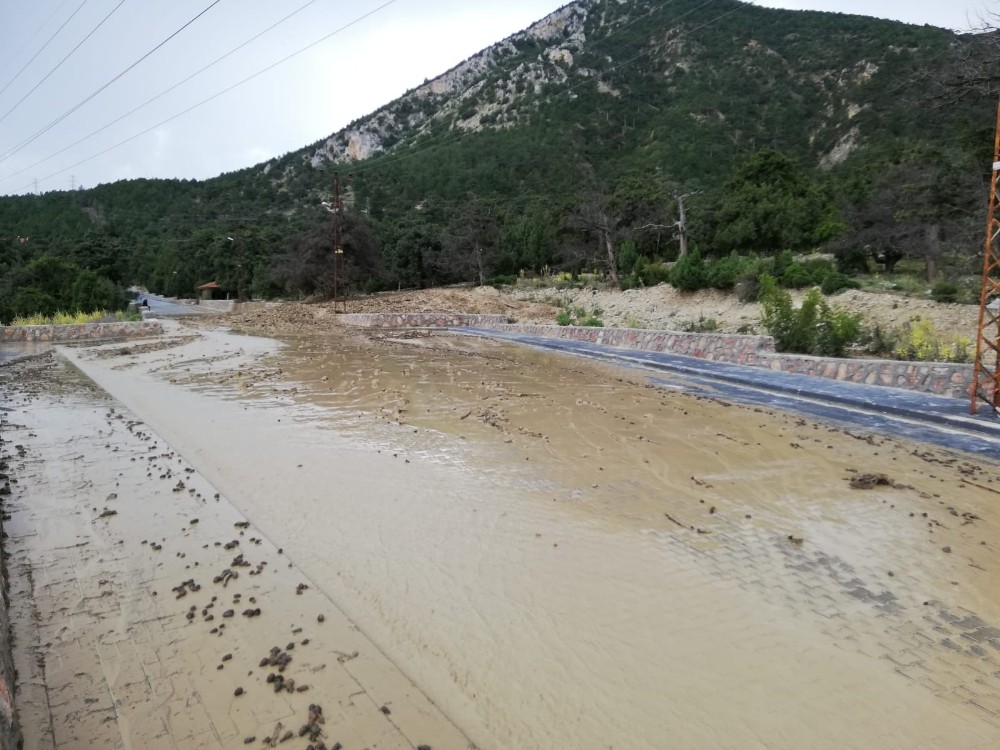 Nallıhan’da sel Hoşebe mesire alanı ve Kabaca köyünü vurdu 