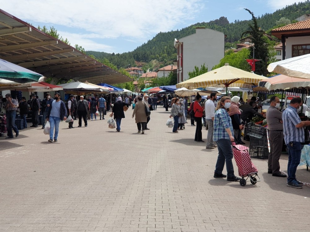 Nallıhan’da sokağa çıkma kısıtlamasından sonra pazarlarda doluluk yaşandı 