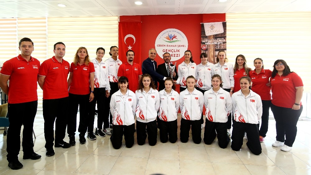 Namağlup altın kızlar, Bakan Kasapoğlu ile buluştu 