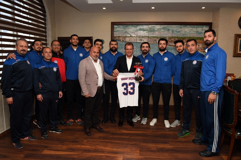 Namağlup basketbolcular, şampiyonluk sevincini Başkan Seçer ile paylaştı 