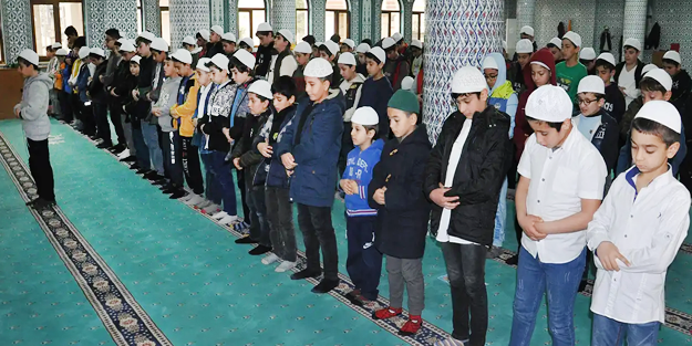 Namaz eğitimini başarıyla tamamlayan 200 çocuk şükür namazı kıldı...