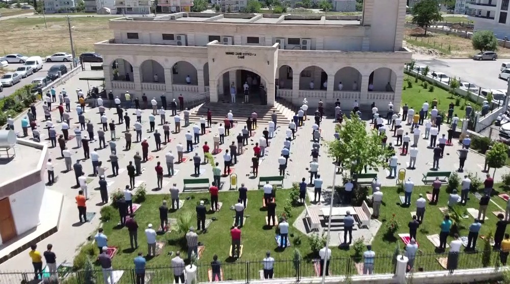 Namaz kılan cemaat havadan görüntülendi 