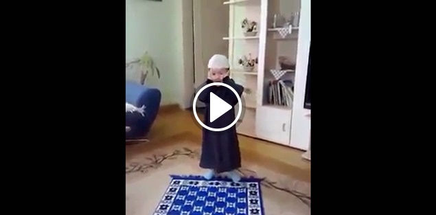 Namaz kılan çocuk milyonlarca insanı kendine hayran bırakıyor