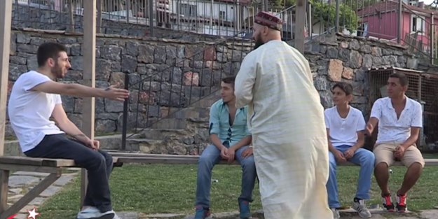 Namaz kılan gence şok müdahale!