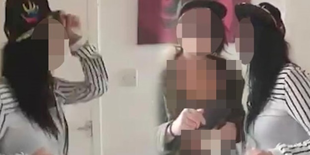 Namaz kılanlar dehşete düştü! Ahlaksız kızlardan camide skandal hareket