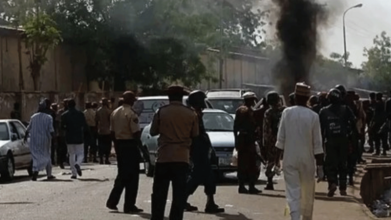 Namaz kılanlara silahlı saldırı : 71 kişi şehit oldu!